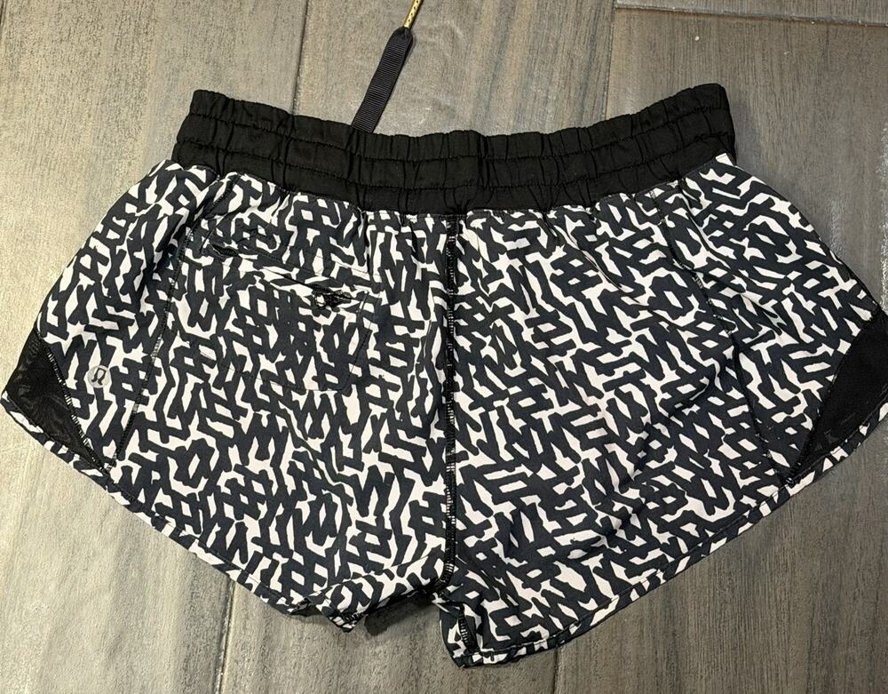 Lululemon Women’s Hotty Hot Black & White Shorts, Size 4